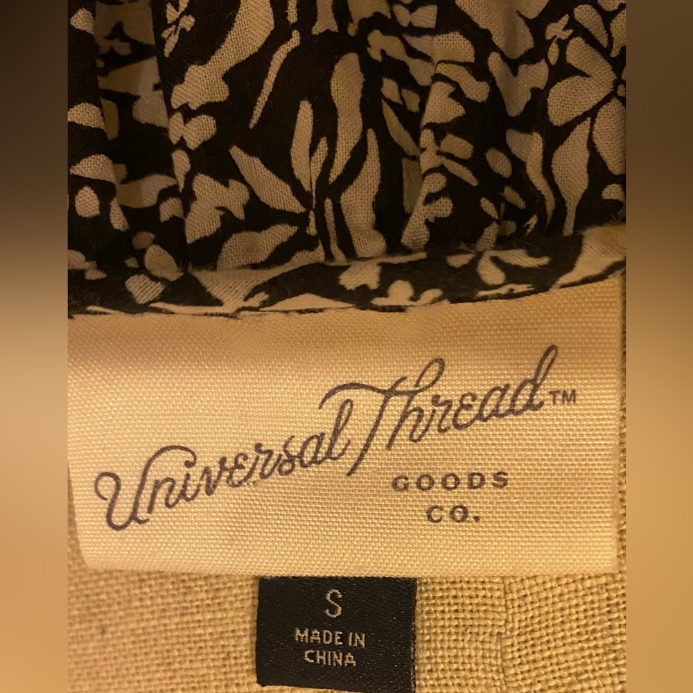 ❤️ Universal Thread Black and White Floral Blouse - Picture 6 of 7